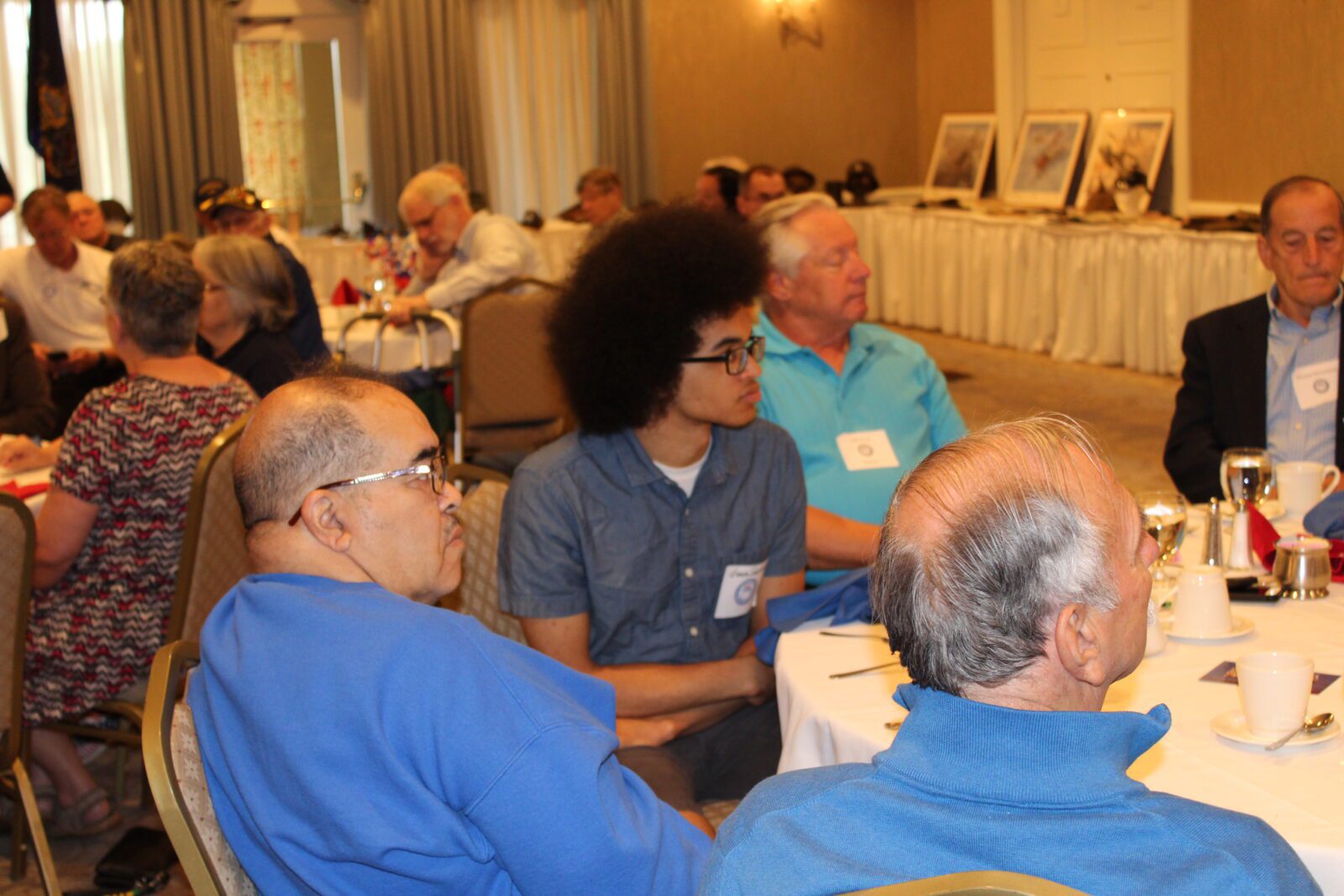 Beaver 6-6-18IMG_0712 VBC breakfast meeting full of people at round tables listening to veteran's stories